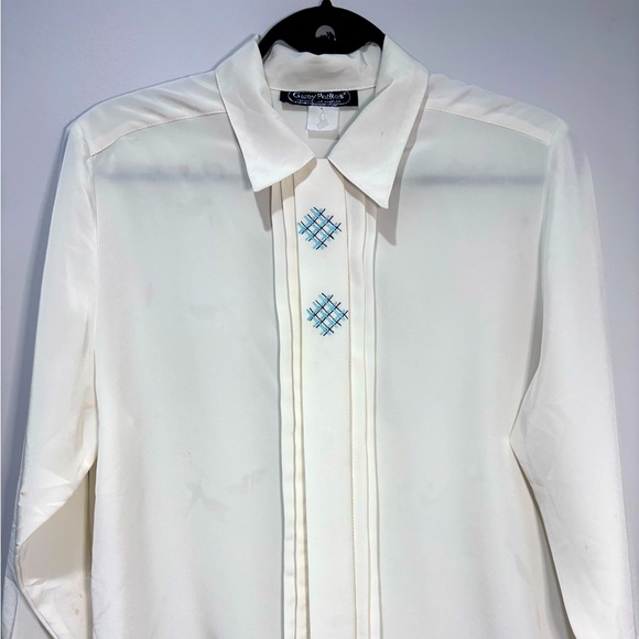 White medium petite button up blouse - Picture 5 of 5